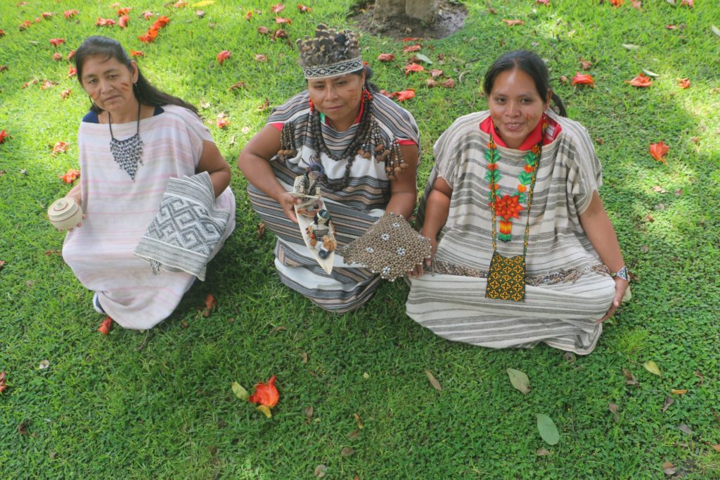 Maestras artesanas del Bajo Urubamba que rescatan técnicas milenarias.